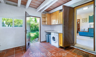 Halfvrijstaande villa met veel potentieel te koop, eerstelijns golf in Nueva Andalucia, Marbella 802890 