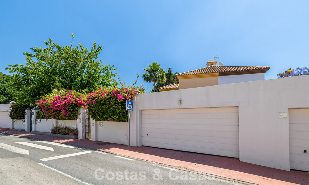 Halfvrijstaande villa met veel potentieel te koop, eerstelijns golf in Nueva Andalucia, Marbella 802892