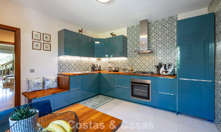 Halfvrijstaande villa met veel potentieel te koop, eerstelijns golf in Nueva Andalucia, Marbella 802893 