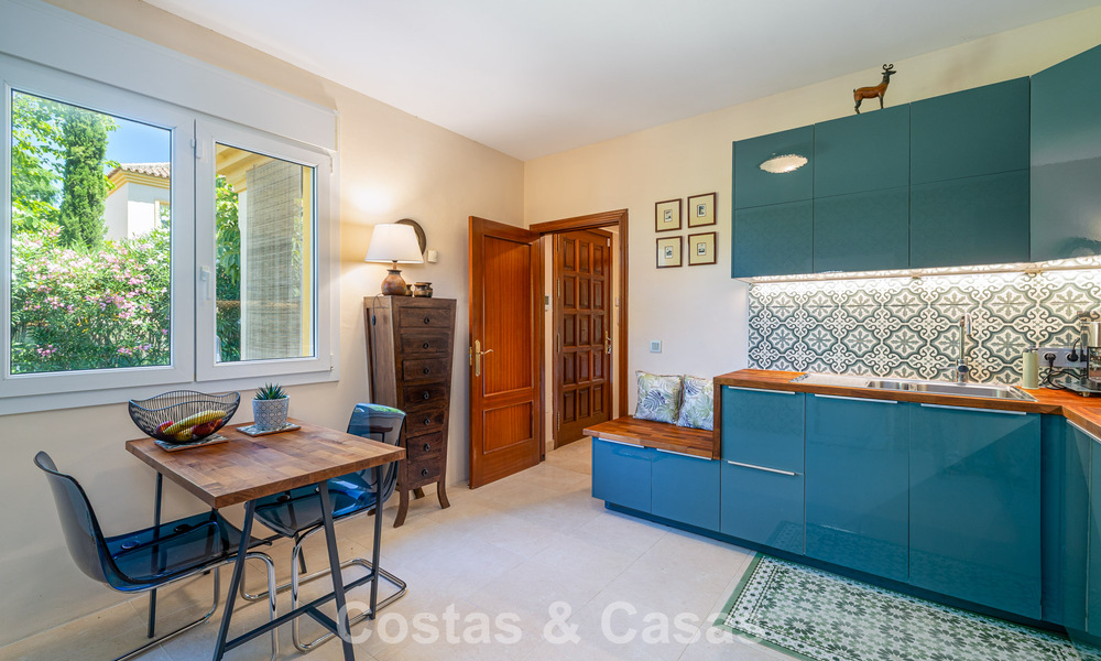 Halfvrijstaande villa met veel potentieel te koop, eerstelijns golf in Nueva Andalucia, Marbella 802895