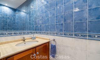 Halfvrijstaande villa met veel potentieel te koop, eerstelijns golf in Nueva Andalucia, Marbella 802896 