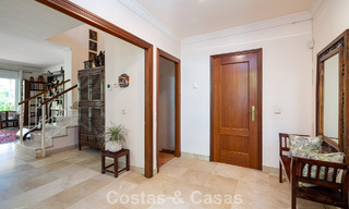 Halfvrijstaande villa met veel potentieel te koop, eerstelijns golf in Nueva Andalucia, Marbella 802897 