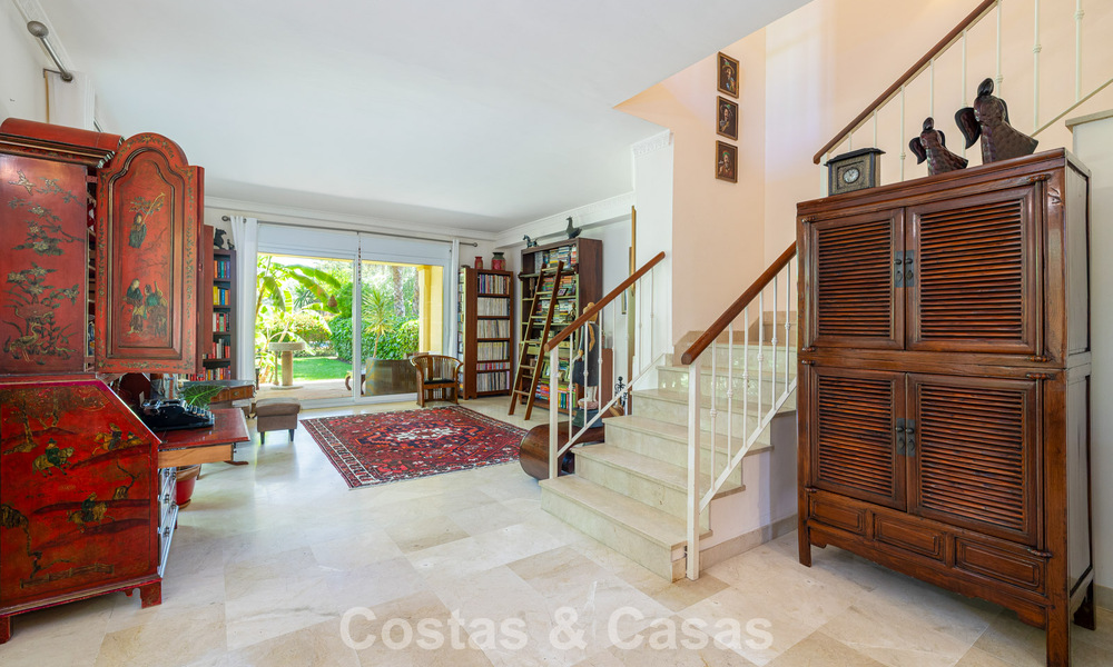 Halfvrijstaande villa met veel potentieel te koop, eerstelijns golf in Nueva Andalucia, Marbella 802899