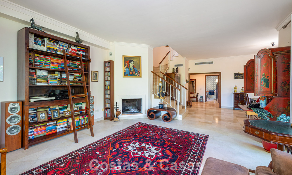 Halfvrijstaande villa met veel potentieel te koop, eerstelijns golf in Nueva Andalucia, Marbella 802900
