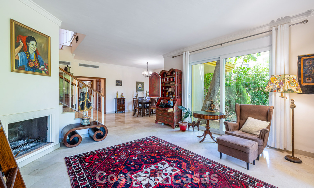 Halfvrijstaande villa met veel potentieel te koop, eerstelijns golf in Nueva Andalucia, Marbella 802903