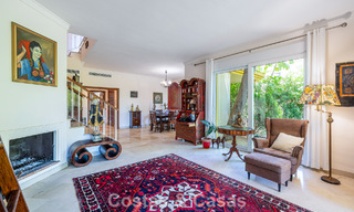 Halfvrijstaande villa met veel potentieel te koop, eerstelijns golf in Nueva Andalucia, Marbella 802903 