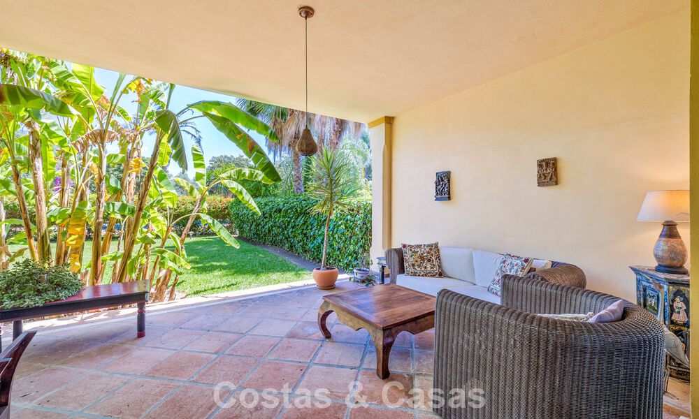 Halfvrijstaande villa met veel potentieel te koop, eerstelijns golf in Nueva Andalucia, Marbella 802904
