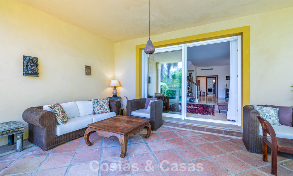 Halfvrijstaande villa met veel potentieel te koop, eerstelijns golf in Nueva Andalucia, Marbella 802905