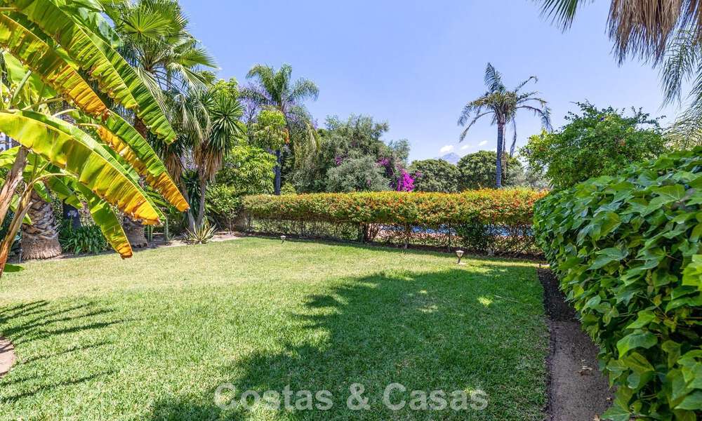 Halfvrijstaande villa met veel potentieel te koop, eerstelijns golf in Nueva Andalucia, Marbella 802906