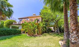 Halfvrijstaande villa met veel potentieel te koop, eerstelijns golf in Nueva Andalucia, Marbella 802907 