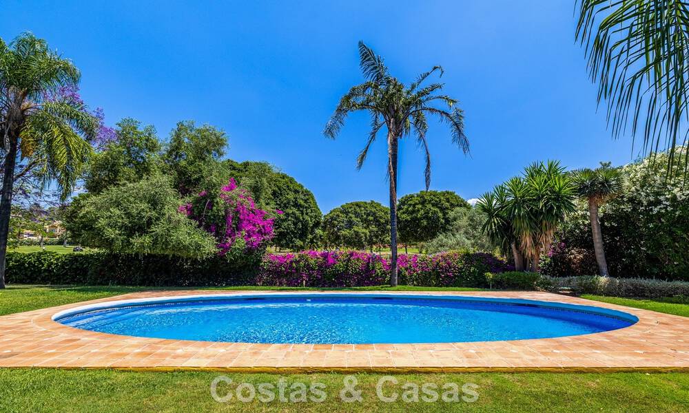 Halfvrijstaande villa met veel potentieel te koop, eerstelijns golf in Nueva Andalucia, Marbella 802909