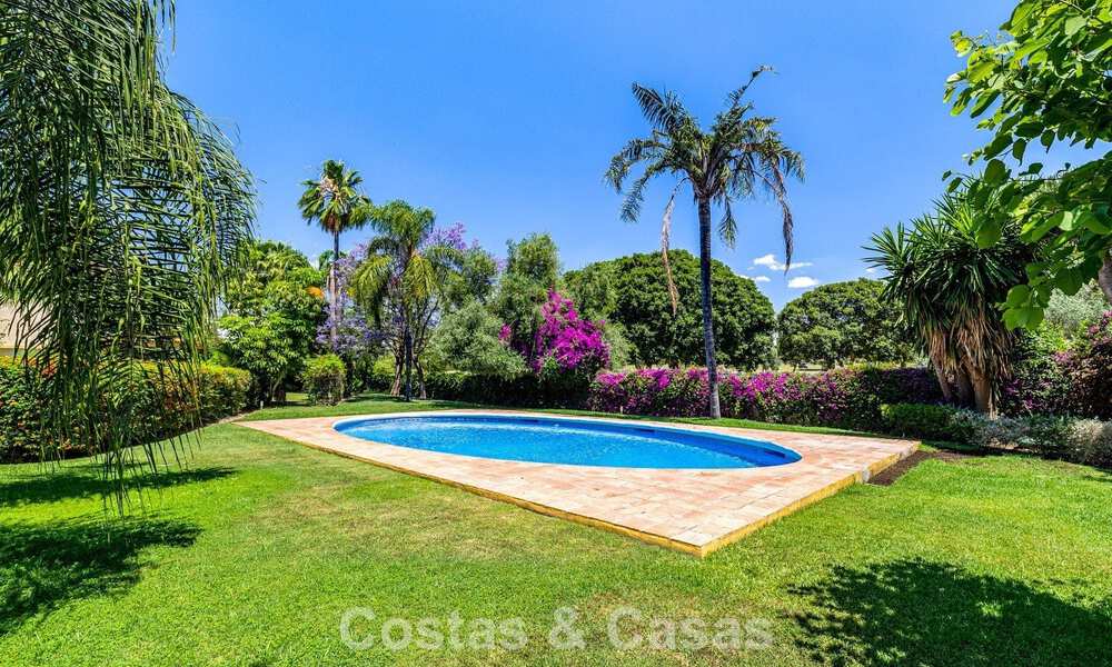 Halfvrijstaande villa met veel potentieel te koop, eerstelijns golf in Nueva Andalucia, Marbella 802910