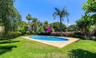 Halfvrijstaande villa met veel potentieel te koop, eerstelijns golf in Nueva Andalucia, Marbella 802910 
