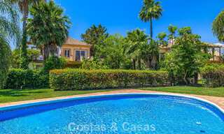 Halfvrijstaande villa met veel potentieel te koop, eerstelijns golf in Nueva Andalucia, Marbella 802911 