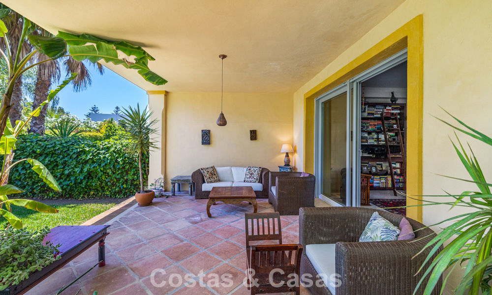Halfvrijstaande villa met veel potentieel te koop, eerstelijns golf in Nueva Andalucia, Marbella 802913