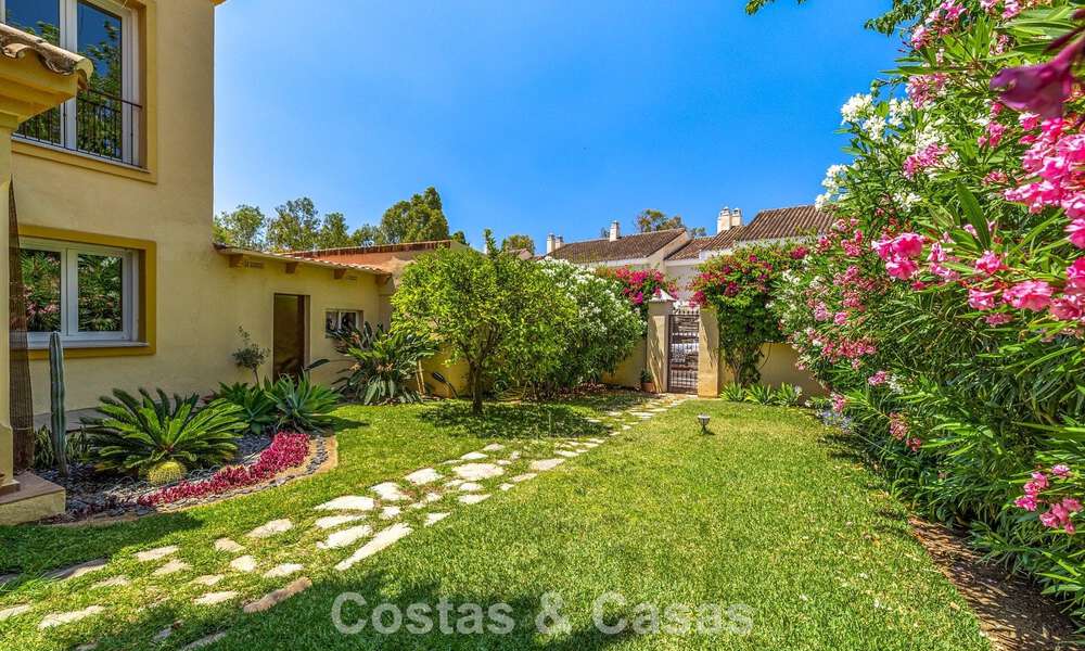 Halfvrijstaande villa met veel potentieel te koop, eerstelijns golf in Nueva Andalucia, Marbella 802914