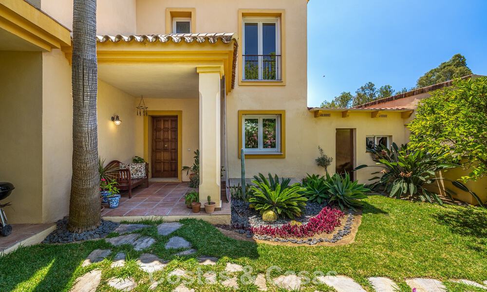 Halfvrijstaande villa met veel potentieel te koop, eerstelijns golf in Nueva Andalucia, Marbella 802915