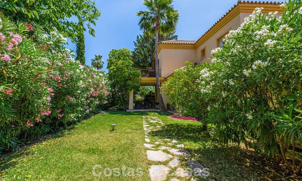 Halfvrijstaande villa met veel potentieel te koop, eerstelijns golf in Nueva Andalucia, Marbella 802916
