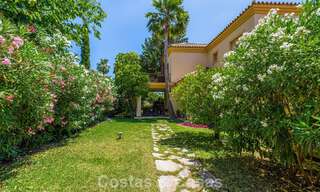 Halfvrijstaande villa met veel potentieel te koop, eerstelijns golf in Nueva Andalucia, Marbella 802916 