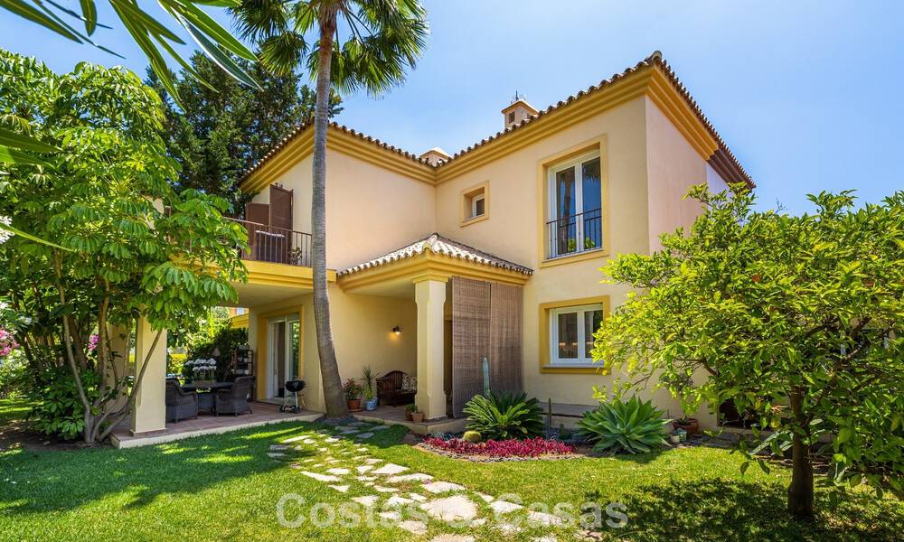 Halfvrijstaande villa met veel potentieel te koop, eerstelijns golf in Nueva Andalucia, Marbella 802917