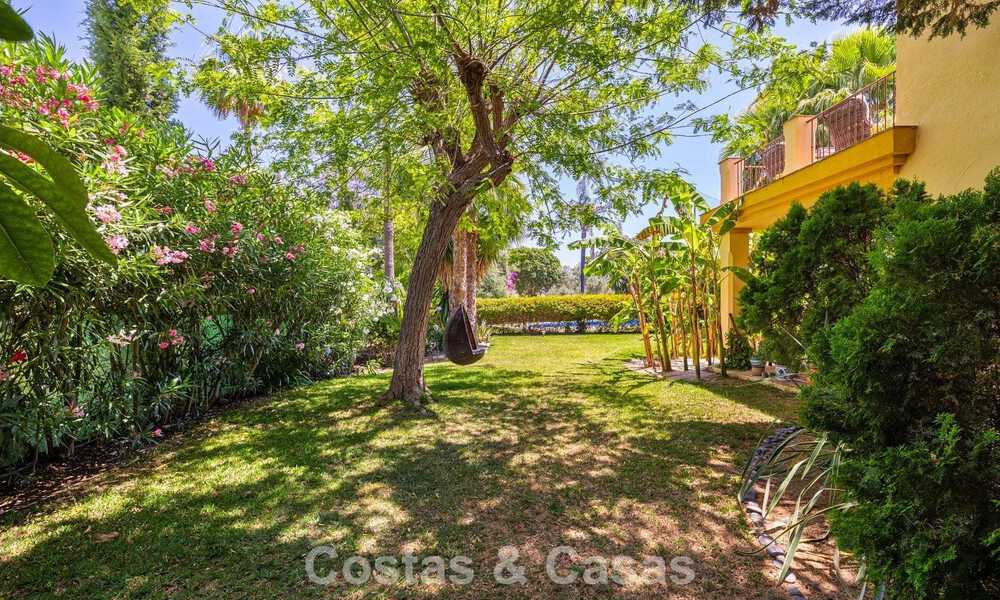 Halfvrijstaande villa met veel potentieel te koop, eerstelijns golf in Nueva Andalucia, Marbella 802919