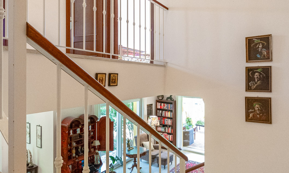 Halfvrijstaande villa met veel potentieel te koop, eerstelijns golf in Nueva Andalucia, Marbella 802920