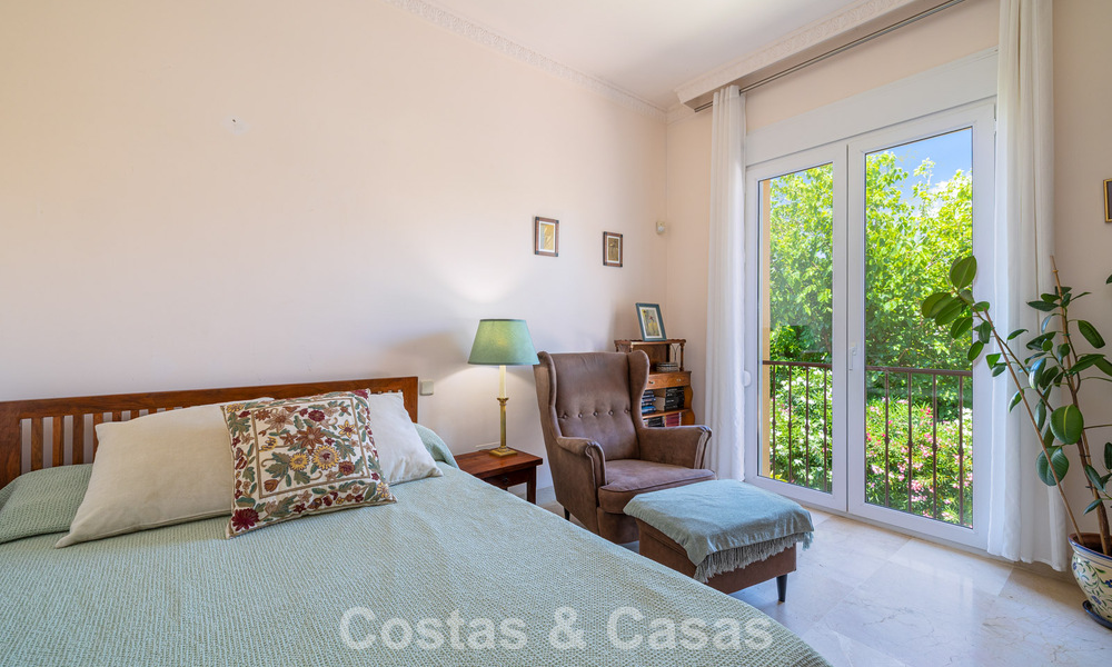 Halfvrijstaande villa met veel potentieel te koop, eerstelijns golf in Nueva Andalucia, Marbella 802921
