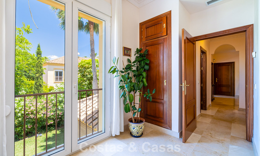 Halfvrijstaande villa met veel potentieel te koop, eerstelijns golf in Nueva Andalucia, Marbella 802922