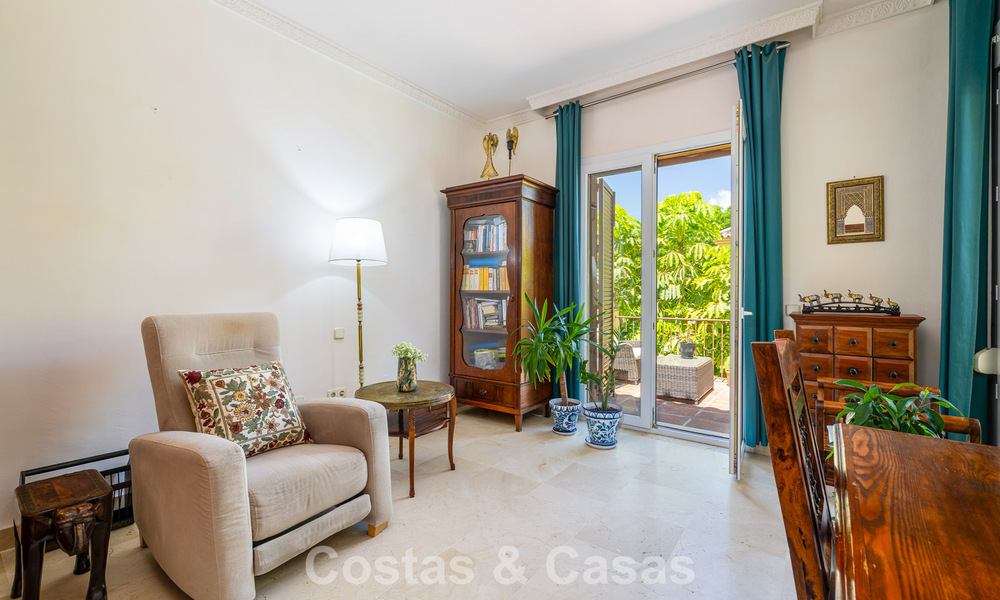 Halfvrijstaande villa met veel potentieel te koop, eerstelijns golf in Nueva Andalucia, Marbella 802923
