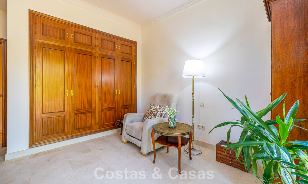 Halfvrijstaande villa met veel potentieel te koop, eerstelijns golf in Nueva Andalucia, Marbella 802925