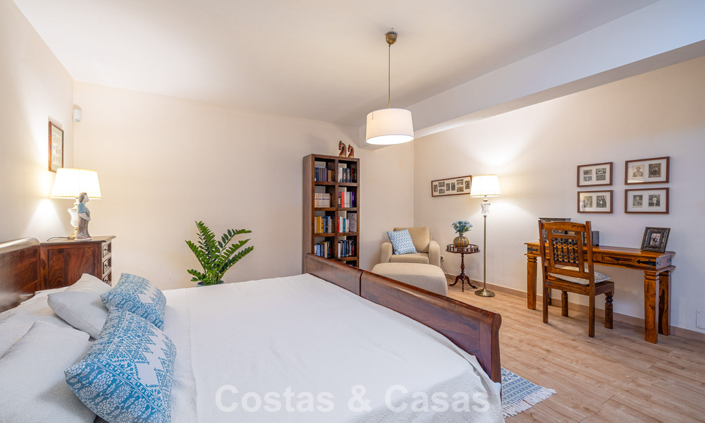 Halfvrijstaande villa met veel potentieel te koop, eerstelijns golf in Nueva Andalucia, Marbella 802928