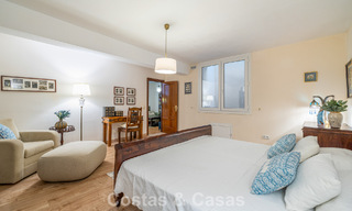 Halfvrijstaande villa met veel potentieel te koop, eerstelijns golf in Nueva Andalucia, Marbella 802929 