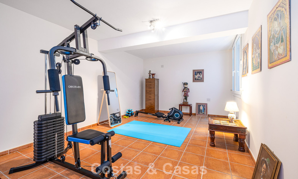 Halfvrijstaande villa met veel potentieel te koop, eerstelijns golf in Nueva Andalucia, Marbella 802930