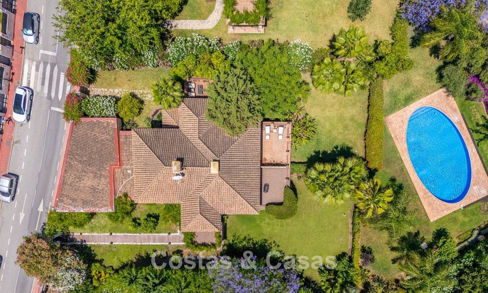 Halfvrijstaande villa met veel potentieel te koop, eerstelijns golf in Nueva Andalucia, Marbella 802935