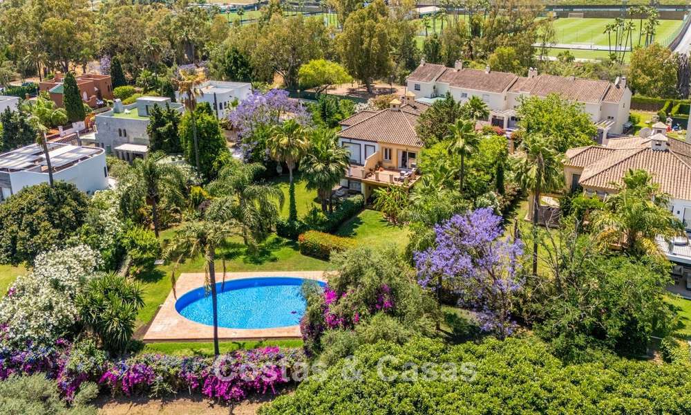Halfvrijstaande villa met veel potentieel te koop, eerstelijns golf in Nueva Andalucia, Marbella 802936