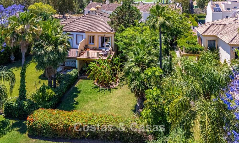 Halfvrijstaande villa met veel potentieel te koop, eerstelijns golf in Nueva Andalucia, Marbella 802937