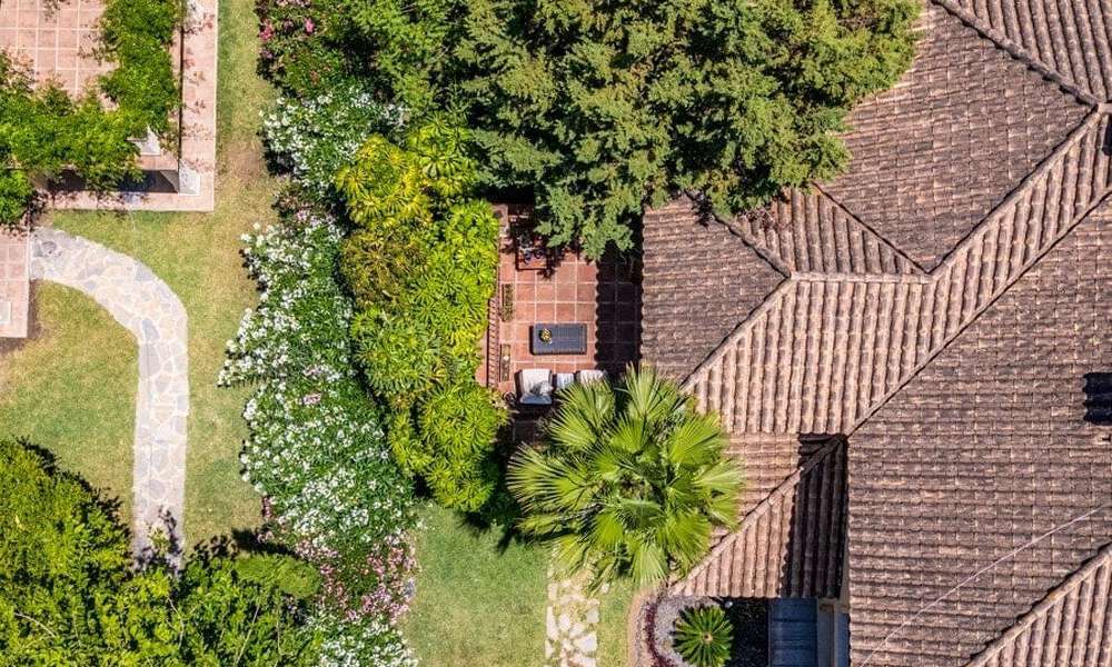 Halfvrijstaande villa met veel potentieel te koop, eerstelijns golf in Nueva Andalucia, Marbella 802938