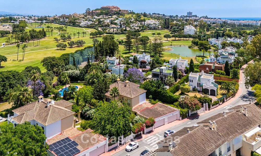 Halfvrijstaande villa met veel potentieel te koop, eerstelijns golf in Nueva Andalucia, Marbella 802939