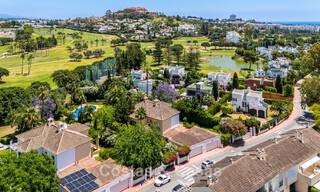 Halfvrijstaande villa met veel potentieel te koop, eerstelijns golf in Nueva Andalucia, Marbella 802939 