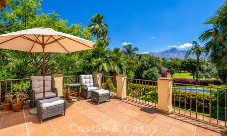 Halfvrijstaande villa met veel potentieel te koop, eerstelijns golf in Nueva Andalucia, Marbella 802943