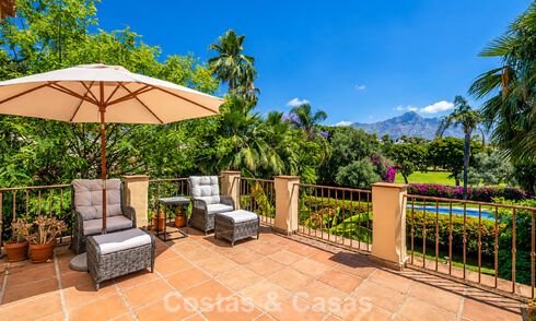 Halfvrijstaande villa met veel potentieel te koop, eerstelijns golf in Nueva Andalucia, Marbella 802943