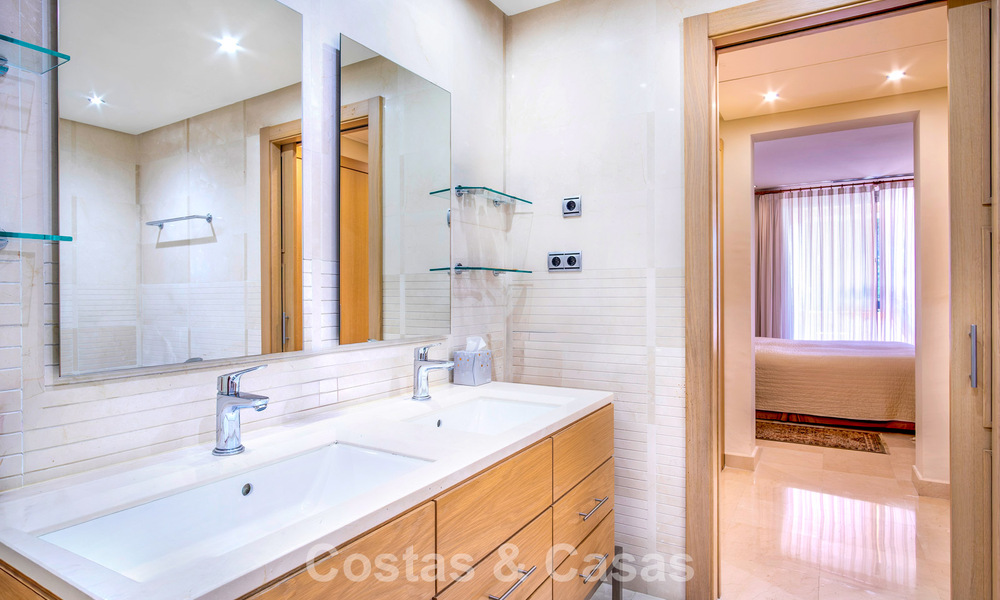 Ruim, luxe appartement te koop met zeezicht in een luxueus complex op de Golden Mile van Marbella 802963