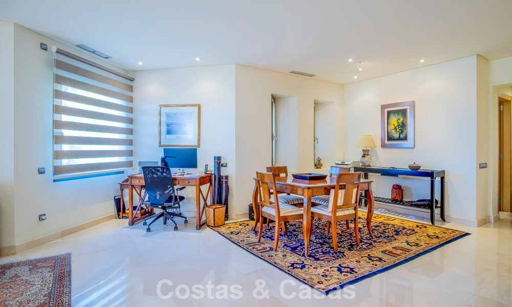 Ruim, luxe appartement te koop met zeezicht in een luxueus complex op de Golden Mile van Marbella 802987