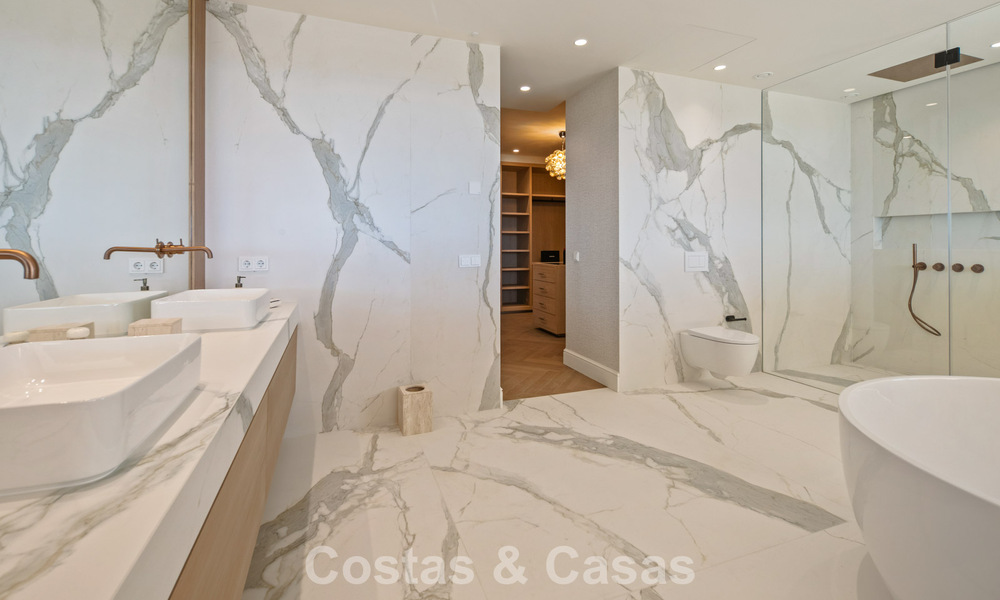 Exclusief, modern duplex penthouse met panoramisch zeezicht te koop in Nueva Andalucia, Marbella 803046