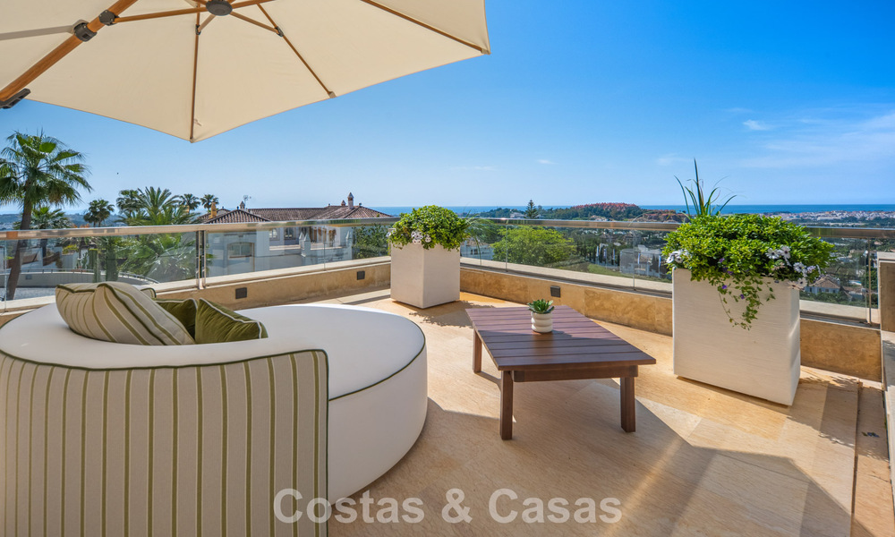 Exclusief, modern duplex penthouse met panoramisch zeezicht te koop in Nueva Andalucia, Marbella 803058