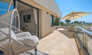 Exclusief, modern duplex penthouse met panoramisch zeezicht te koop in Nueva Andalucia, Marbella 803060 