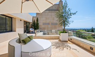 Exclusief, modern duplex penthouse met panoramisch zeezicht te koop in Nueva Andalucia, Marbella 803102 