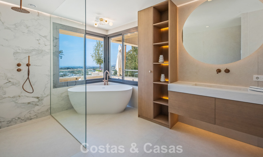 Exclusief, modern duplex penthouse met panoramisch zeezicht te koop in Nueva Andalucia, Marbella 803105