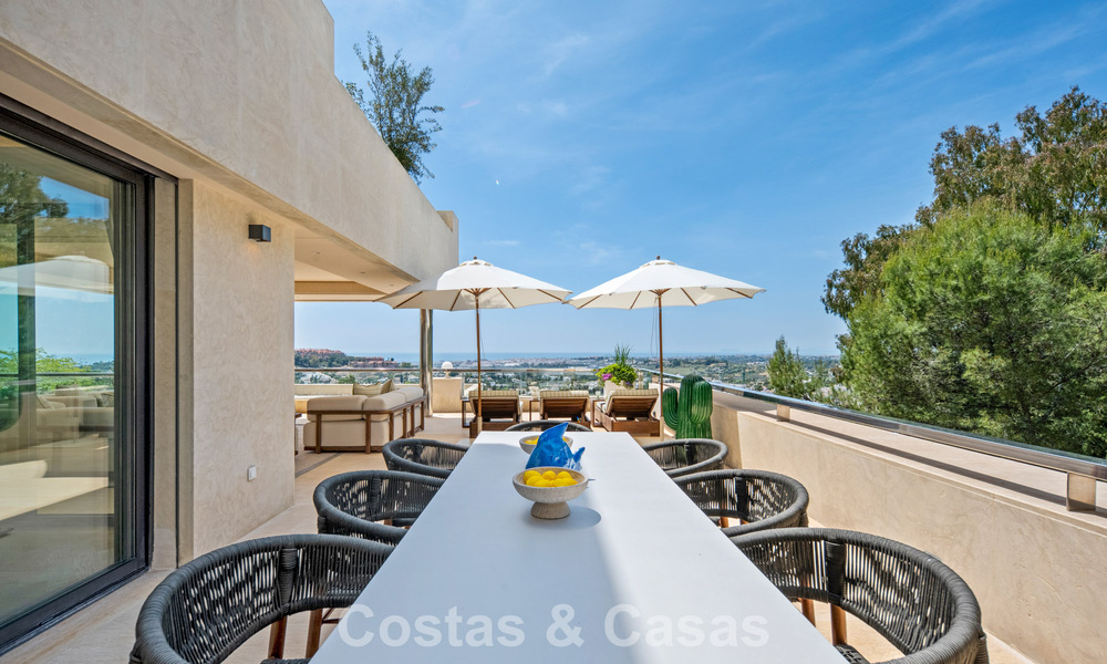 Exclusief, modern duplex penthouse met panoramisch zeezicht te koop in Nueva Andalucia, Marbella 803118