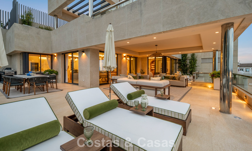 Exclusief, modern duplex penthouse met panoramisch zeezicht te koop in Nueva Andalucia, Marbella 803123